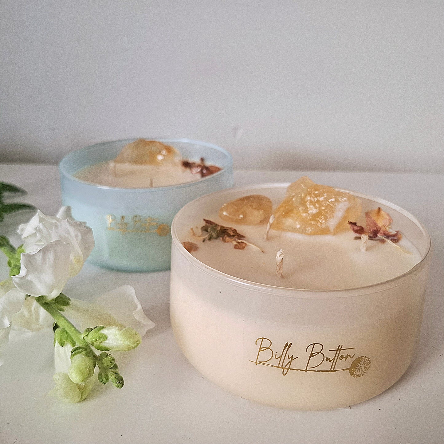 360ml soy wax candle topped with dried rose petals and crystals – natural, handcrafted, and elegantly designed.
