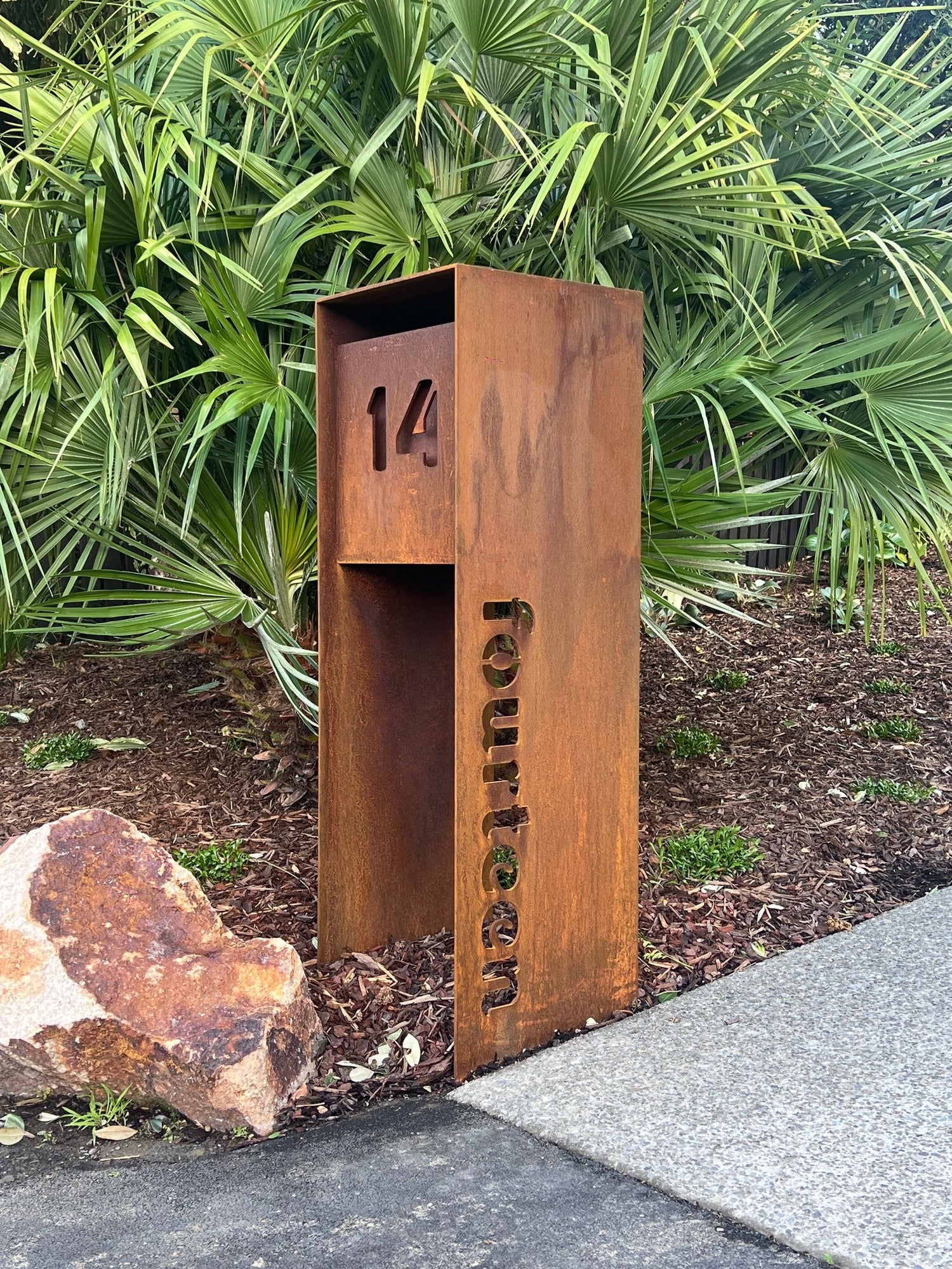 Modern Corten steel mailbox with natural rust finish – durable and weather-resistant, designed for contemporary outdoor settings.